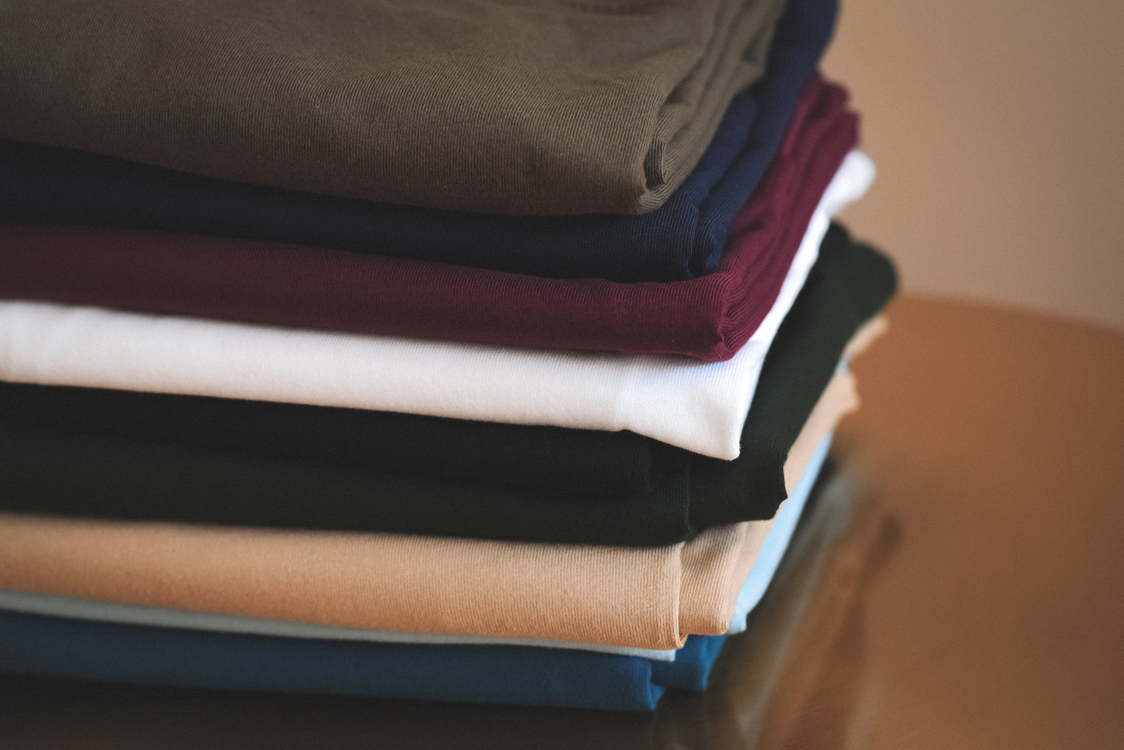t-shirts foldet sammen ovenpå hinanden basic