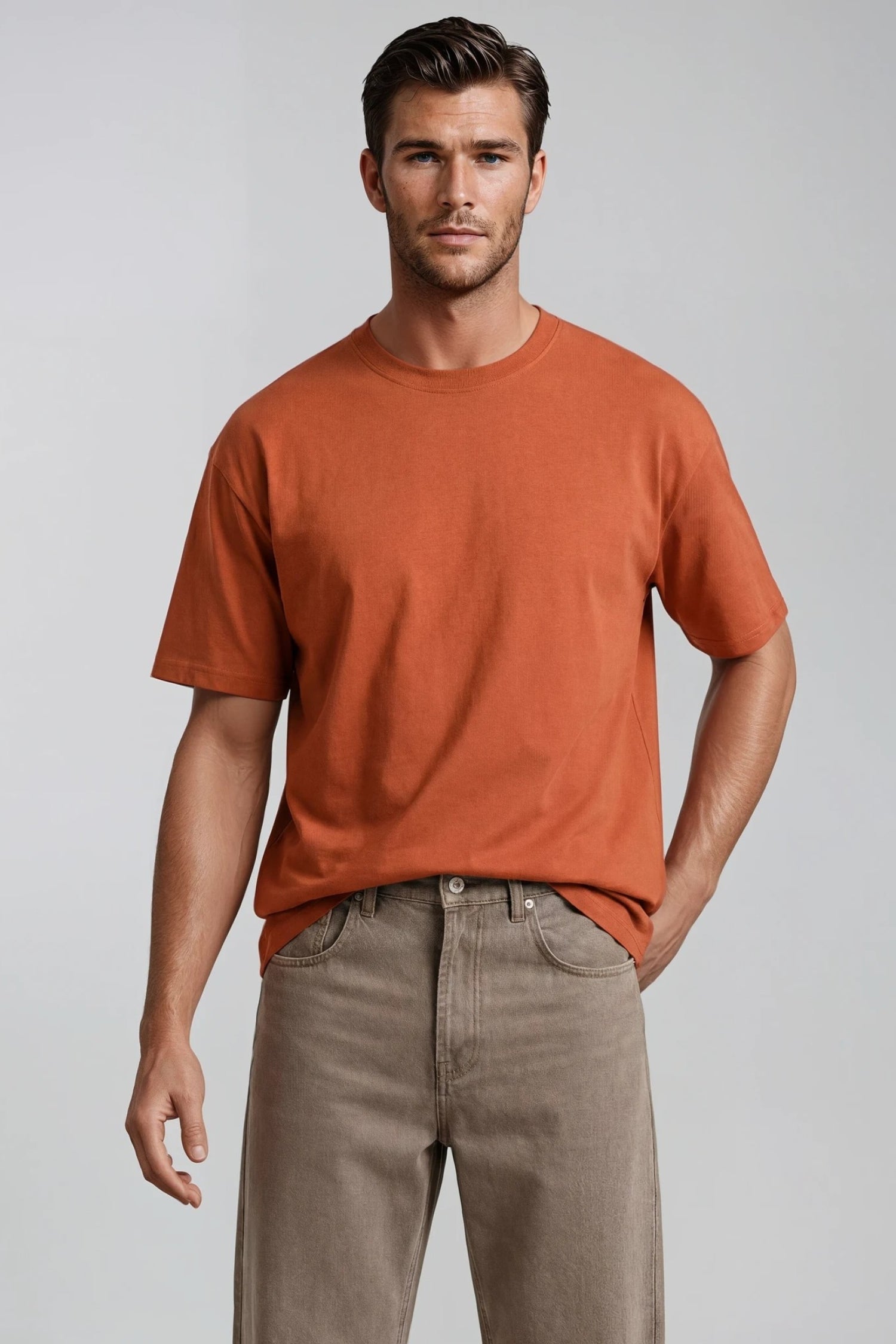 model med oversized t-shirt i farven amber fra MOOD MINOR