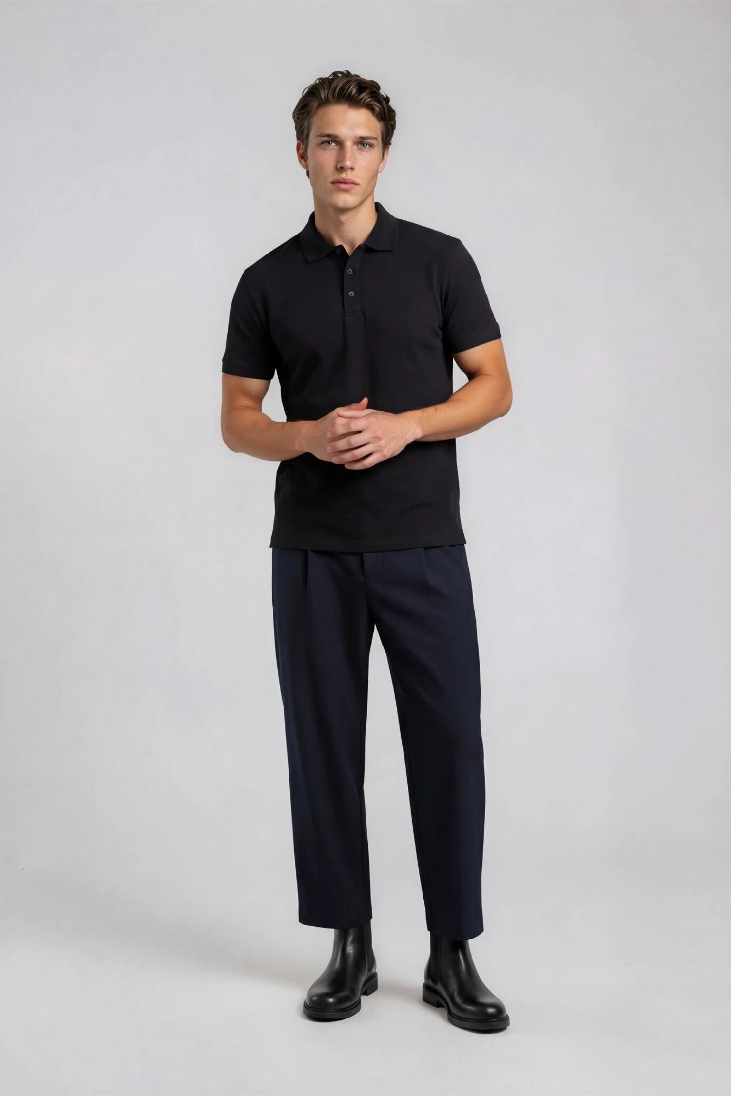 Model set forfra med en sort supima polo fra MOOD MINOR