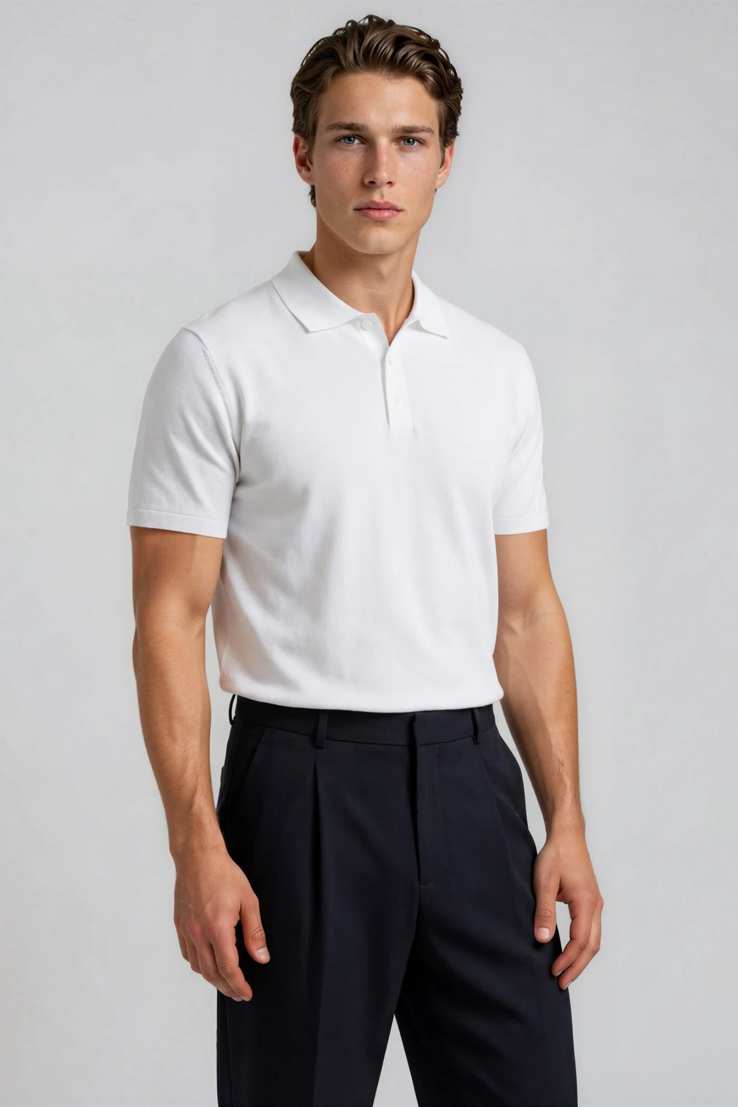 Model set forfra med hvid polo på fra mærket MOOD MINOR