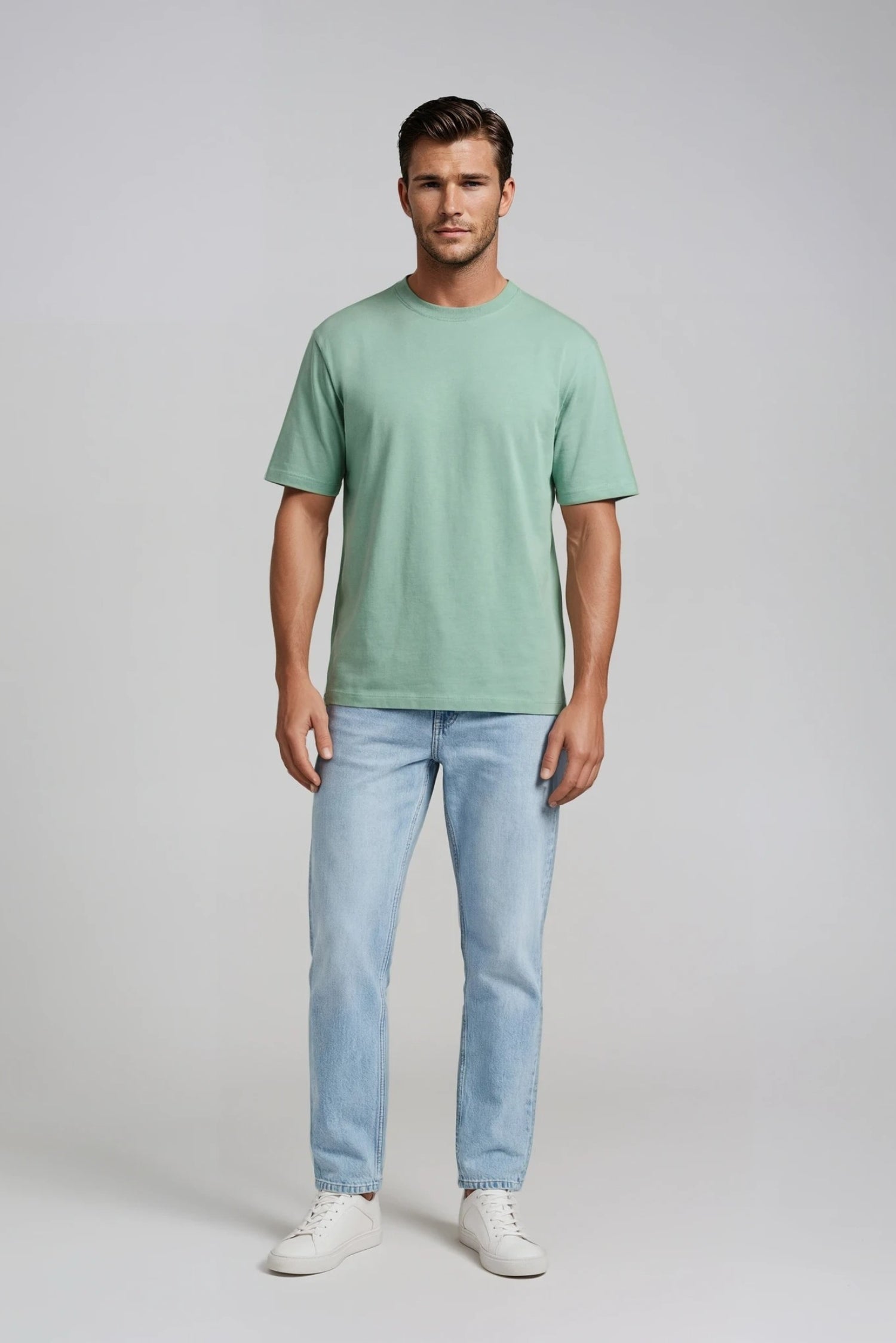 Model med box fit t-shirt i farven, Misty Green fra MOOD MINOR